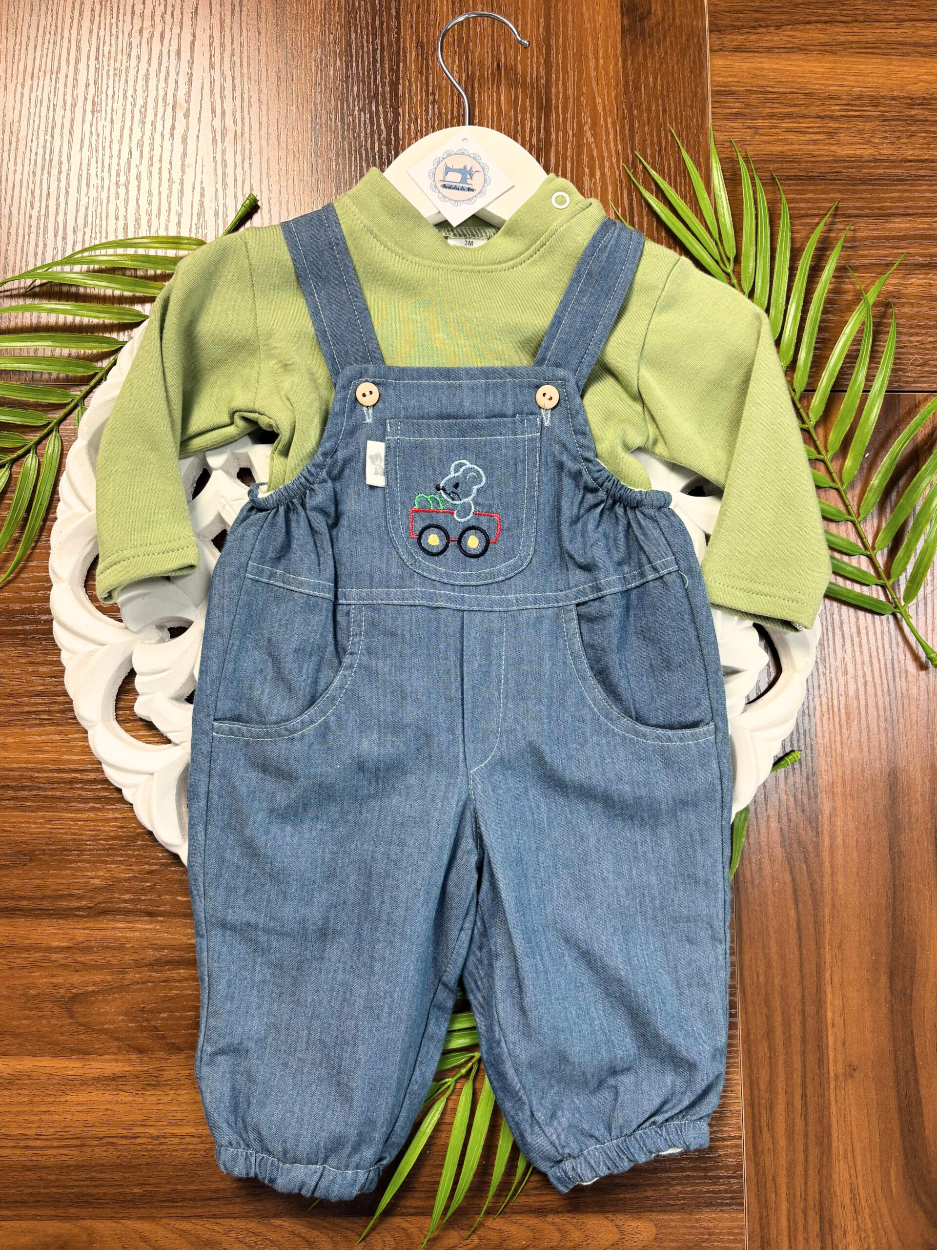 Jardineira Ratinho no Trator de Menino